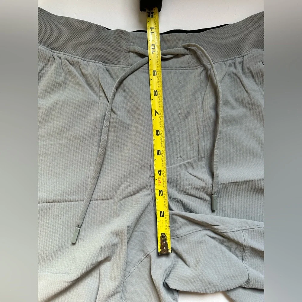 Lululemon Athletica License To Train‎ Men's Athletic Shorts Light Gray Sz Small - Picture 8 of 8